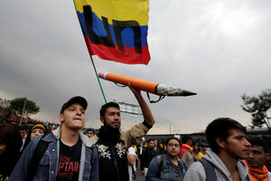 FOTO: "Marš olovki" u Bogoti, sukobili se studenti i policija