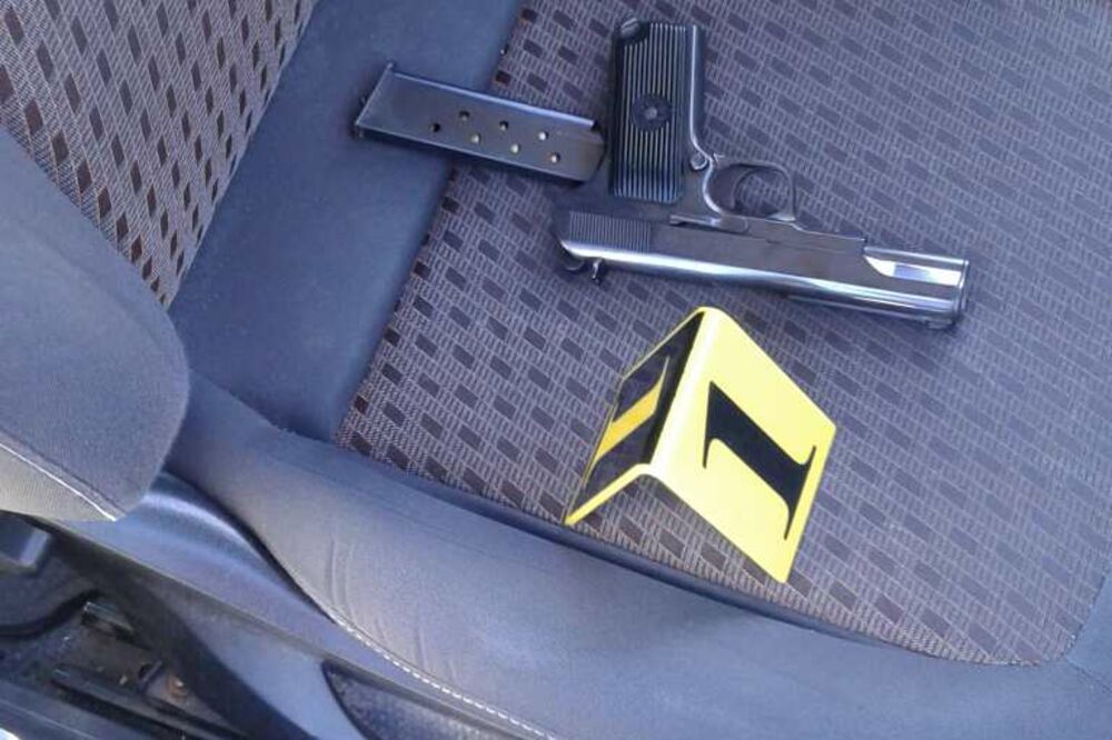 Nikšić, pištolj, Foto: Uprava policije