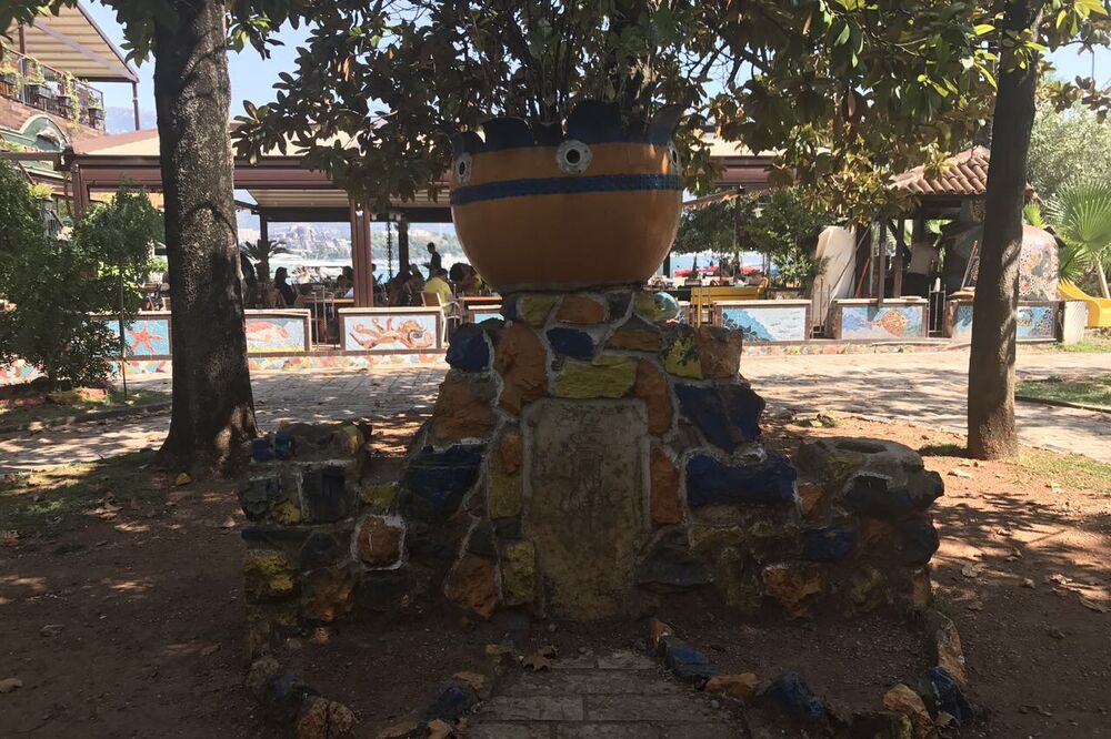 Budva, spomen ploča, Karađorđevići, Foto: Vuk Lajović