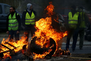 Protesti širom Francuske: Autom udario policajce, poginula...