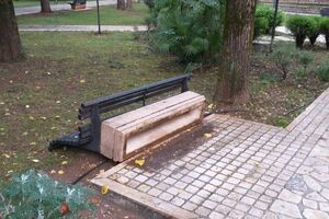 Vandali oštetili dio mobilijara u Kraljevom parku u Podgorici
