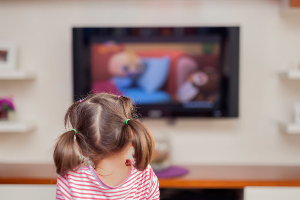 Djevojčica, gledanje televizije, televizija, Foto: Shutterstock