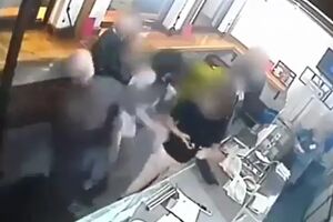 UZNEMIRUJUĆI VIDEO Upao u lokal i udario dvije djevojke