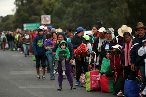FOTO PRIČA Uprkos umoru: Oko 5.000 migranata pješice ide od...
