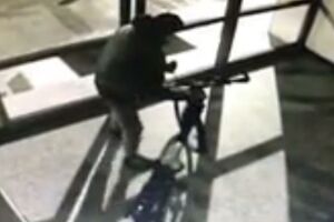 Četiri sata proveo u ulazu i ukrao bicikl vrijedan oko 2.500 eura