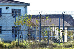 Probili dvije zatvorske ograde i osuđenicima prebacili paket