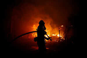 Požari pustoše Kaliforniju: Devet mrtvih, evakuišu i poznate
