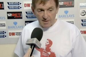 Keni Dalgliš u društvu ser Aleksa Fergusona, ser Bobija Robsona...