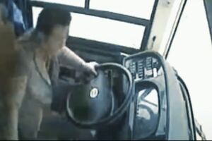 Kina: Autobus sletio u rijeku nakon tuče vozača i putnice