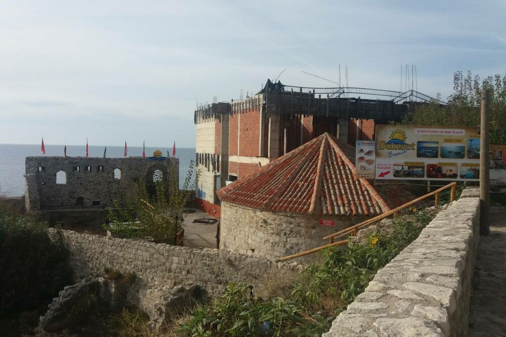 Ulcinj, stari grad, nelegalni objekat, Foto: Samir Adrović