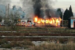 Pogledajte: Izgorio vagon na željezničkoj stanici u Podgorici