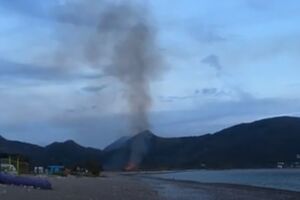 Ugašen požar na plaži u Buljarici