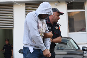 Osam carinika suspendovano zbog šverca cigareta