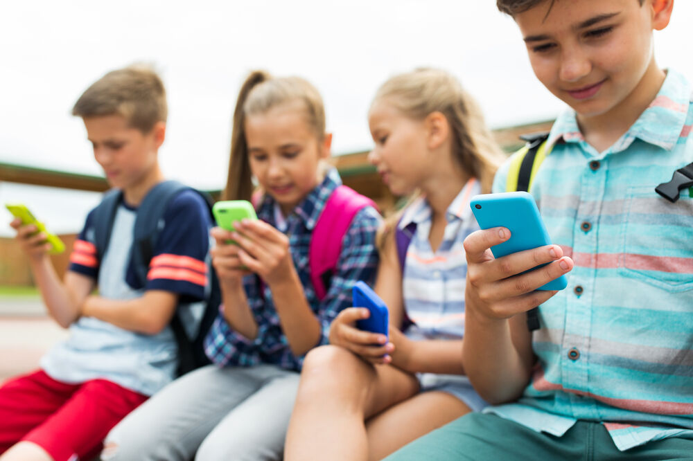 djeca mobilni telefoni, Foto: Shutterstock