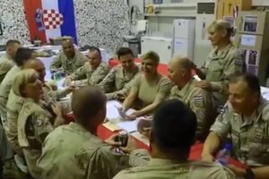 Kolinda Grabar Kitarović zapjevala sa hrvatskim vojnicima u...