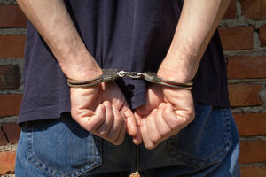 Uhapšen Kotoranin: Pokušao da baci drogu, policija oduzela tablete...