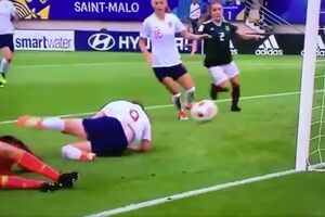 Pogledajte jedan od najbizarnijih golova ikad viđenih na velikoj...