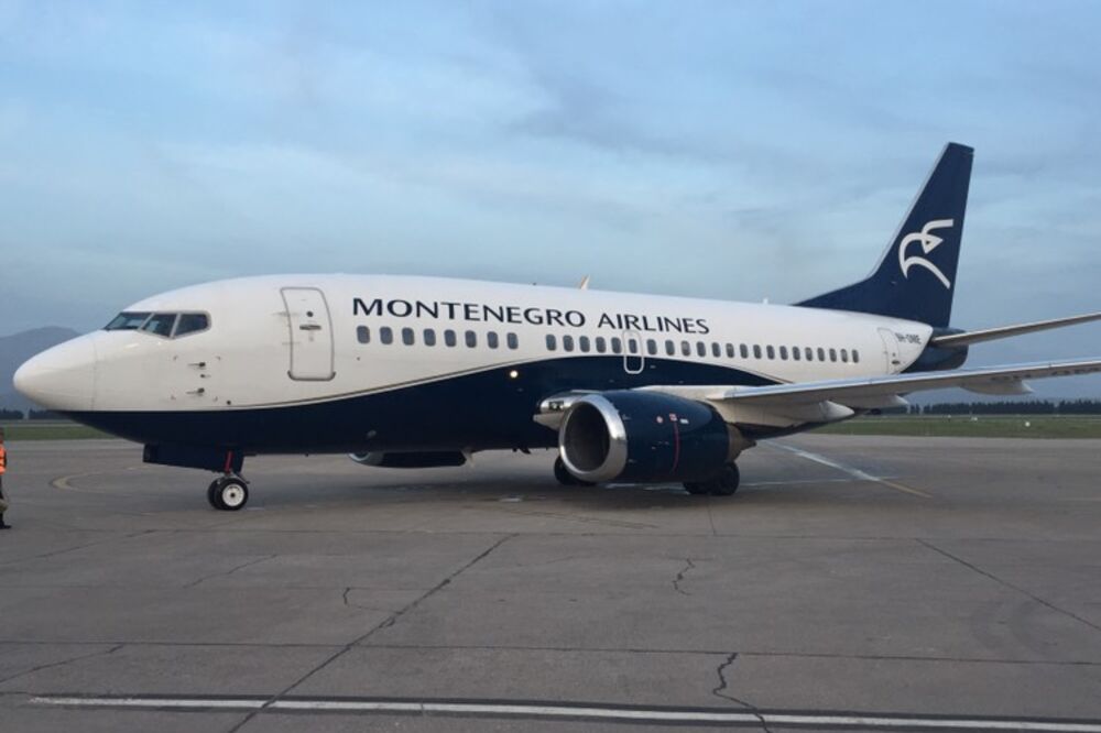 Montenegro airlines Boing B 737-500, Foto: Www.tangosix.rs