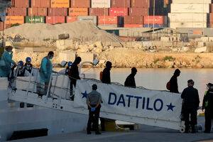 Brod sa 630 migranata stigao u Španiju