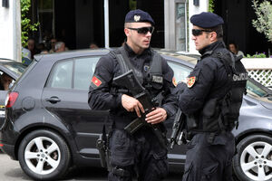 Podgorica: Policija oduzela 176.000 eura, 1.000 dolara, pištolje,...