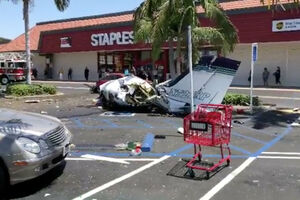 SAD: Petoro mrtvih u padu aviona na parking