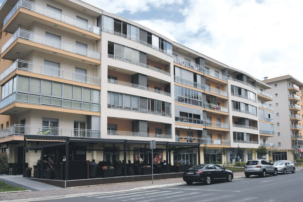 Hiljadu plus (novine), Foto: Boris Pejović