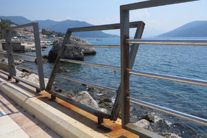 Herceg Novi: Par se naslonio na ogradu i pao na stijene