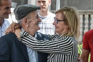 Đed Momo nije dočekao brata, ali je zagrlio njegovu unuku iz...