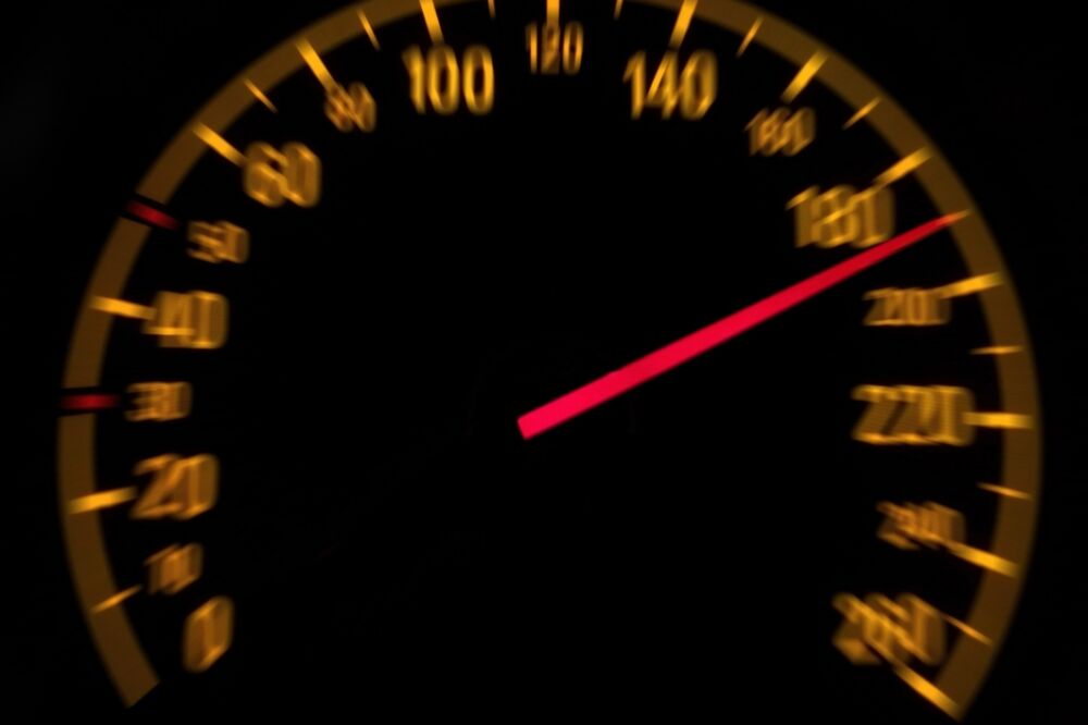 automobil, brzinomjer, Foto: Shutterstock.com