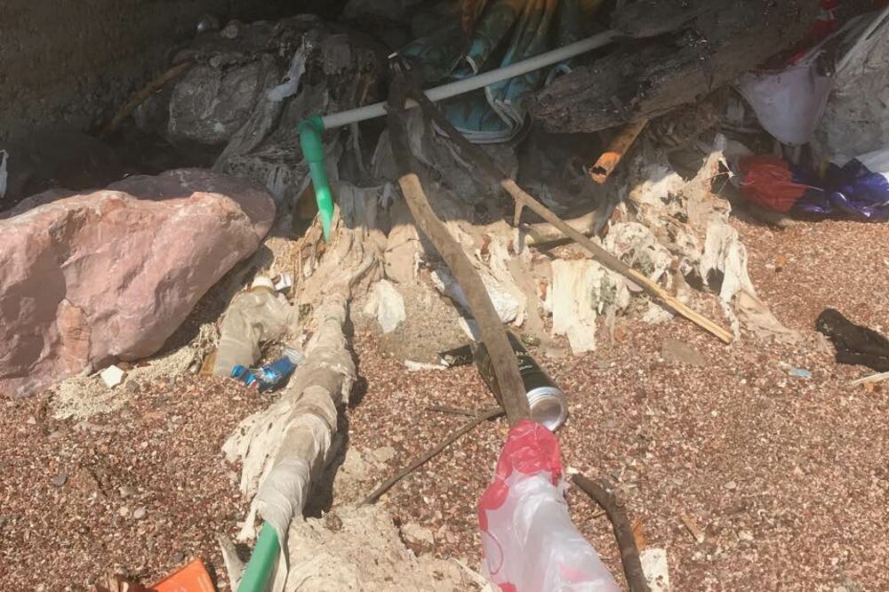 Petrovac plaža smeće, Foto: Čitalac Vijesti