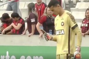 Mobilni telefon u svakoj prilici: Golman slao poruke tokom igre