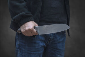 SAD: Nožem izbo dvoje ljudi, htio da uđe u školu i prijetio da će...
