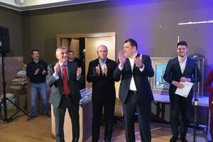 Čuvaju mir u kući i bježe od vanrednih izbora