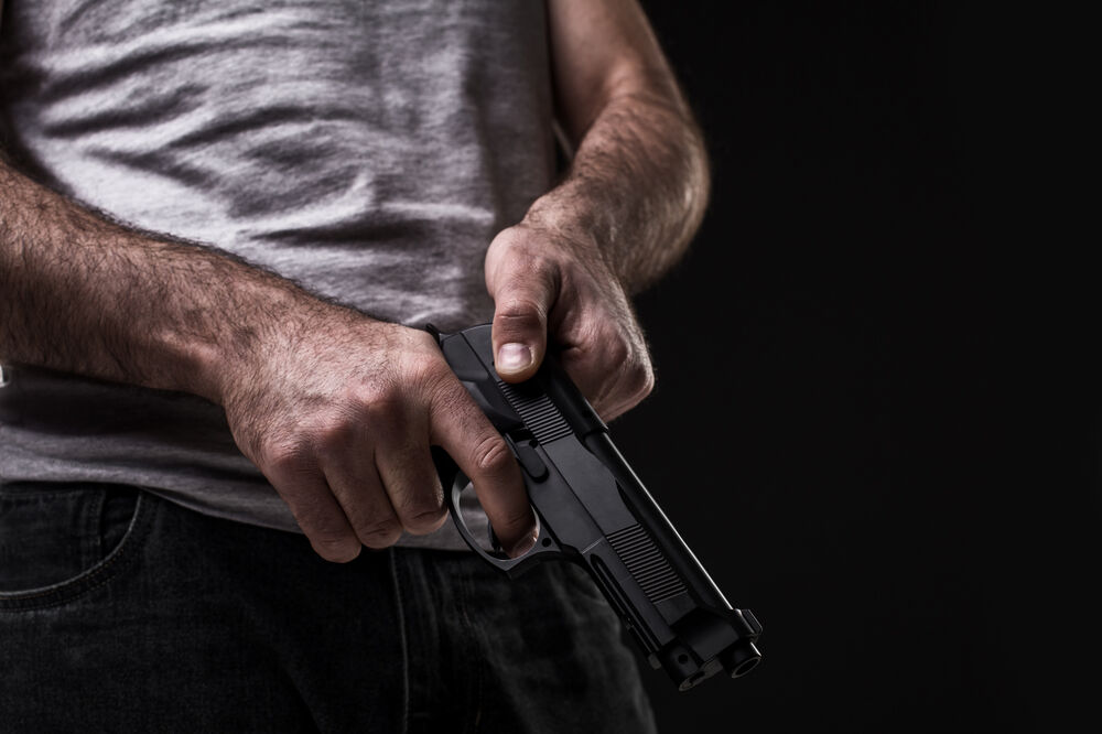 Čovjek, pištolj, Foto: Shutterstock