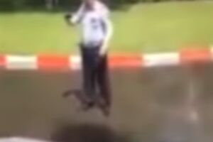 Pogledajte: Ruski avion prosuo 40 tona vode na policajce