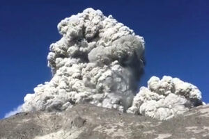 Nove erupcije najaktivnijeg vulkana u Indoneziji