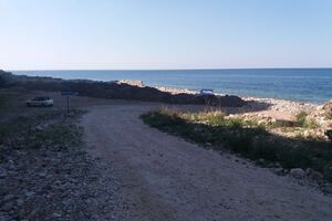 Plaža u Perazića dolu zatrpana šutom