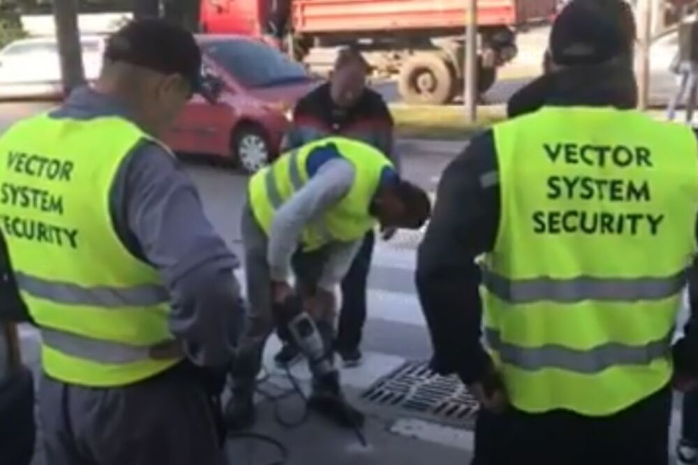 Postavljanje stubića, Budva, Foto: Printscreen