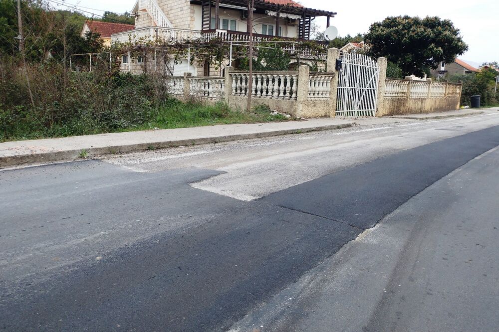 Radovići, asfalt, Foto: Siniša Luković
