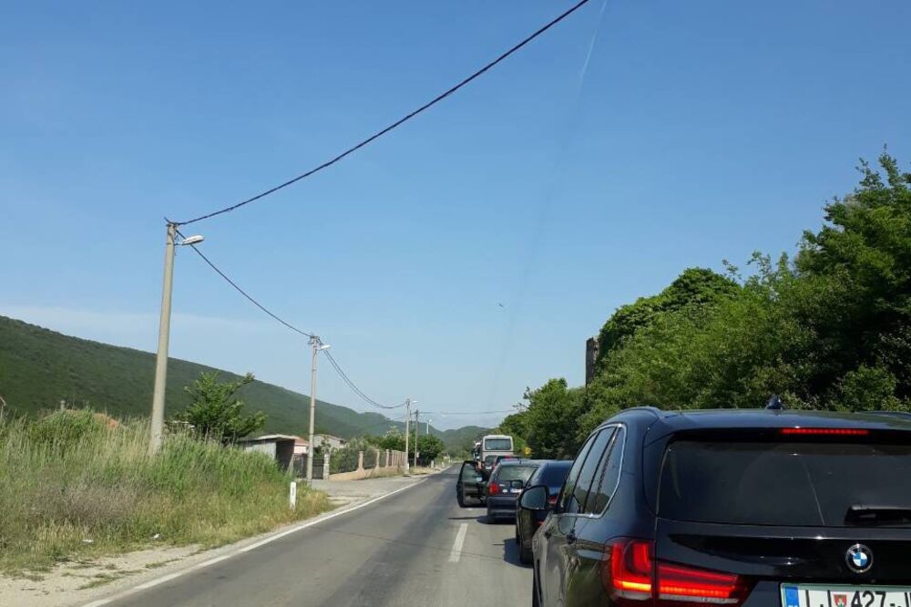 Kolona između Budve i Tivta, Foto: Čitalac "Vijesti"