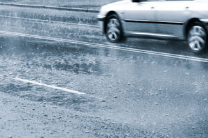 Oprez u vožnji, putevi mokri zbog kiše