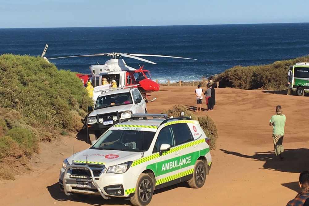 Australija, helikopter i ambulantna kola na mjestu napada ajkule, Foto: Beta-AP