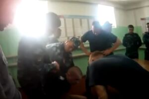 Uznemirujući video: Brutalna tortura nad zatvorenikom u Rusiji