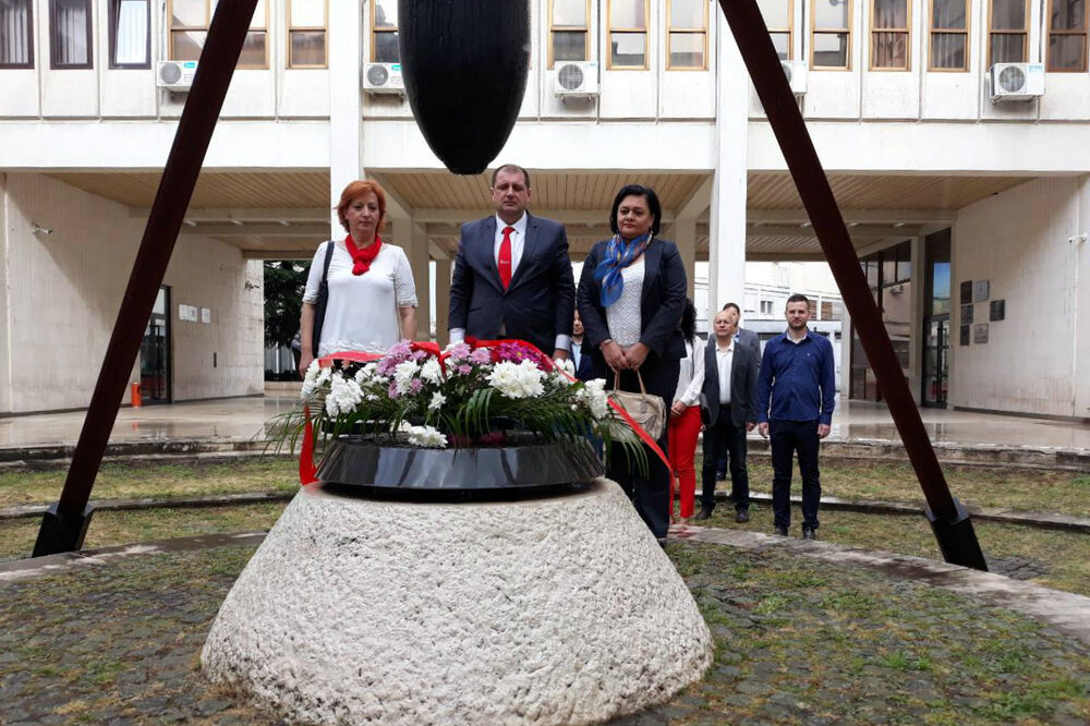 Podgorica za 21. vijek, polaganje vijenaca, Foto: Podgorica za 21. vijek