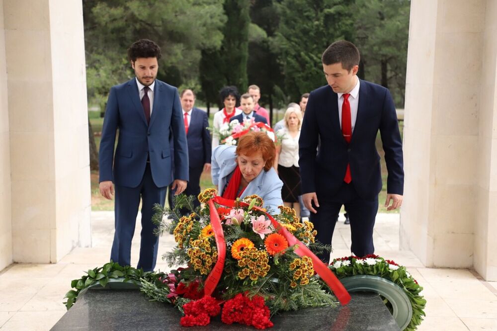 za 21. vijek, polaganje vijenca, Foto: Za 21. vijek