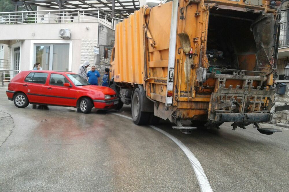 Sveti Stefan, sudar kamiona za odvoz smeća i automobila, Foto: Vuk Lajović