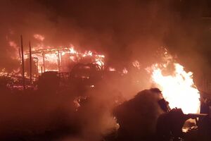 Veliki požar na Lovanji kod Tivta: Izgorele barake, automobili,...