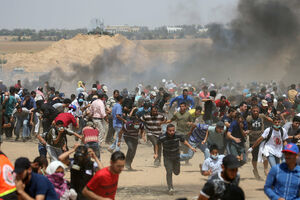 Ubijena četiri Palestinca, više od 100 ranjenih na granici Gaze i...