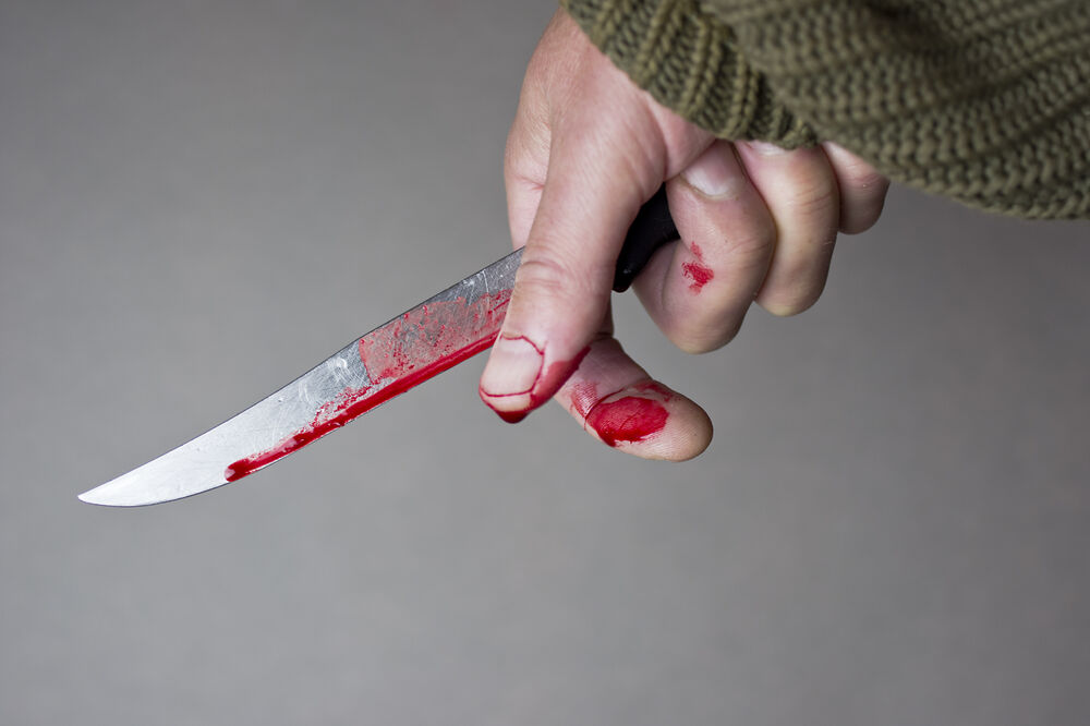 Knife, blood, Photo: Shutterstock
