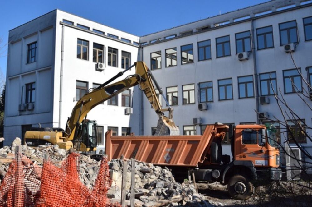 Radovi juče kod zgrade nekadašnje pošte, Foto: Zgrada Aco Djukanovic radovi Podgorica